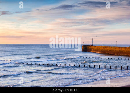 Spiaggia di Bridlington e parete del porto, East Riding of Yorkshire, Inghilterra, Regno Unito, winter sunrise. Foto Stock