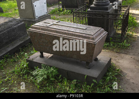 Tomba del pittore russo Vladimir Borovikovsky Lazarevskoye al cimitero del monastero di Alexander Nevsky, a San Pietroburgo, Russia. Foto Stock