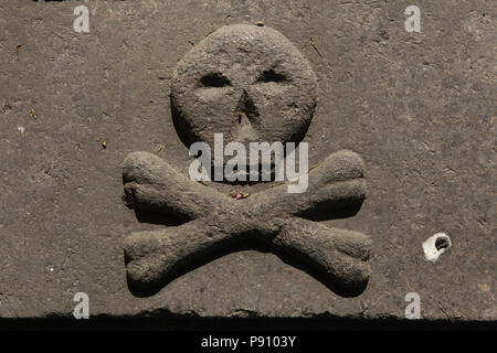 Il Teschio e Ossa raffigurata su una delle lapidi al cimitero Lazarevskoye del Monastero di Alexander Nevsky, a San Pietroburgo, Russia. Foto Stock