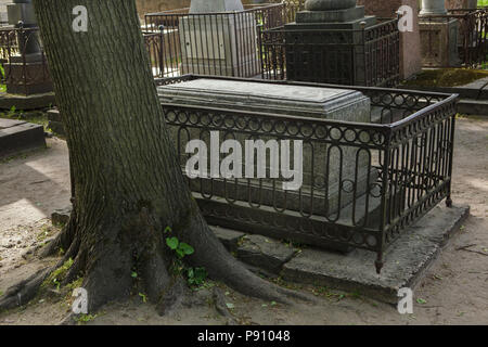 Tomba del drammaturgo russo Denis Fonvizin Lazarevskoye al cimitero del monastero di Alexander Nevsky, a San Pietroburgo, Russia. Foto Stock