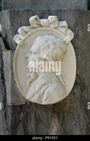 Scultore russo Fedot Shubin raffigurato in rilievo marmoreo sulla sua tomba al cimitero Lazarevskoye del Monastero di Alexander Nevsky, a San Pietroburgo, Russia. Foto Stock