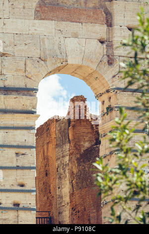 Colosseo a Roma, Italia. Dettagli architettonici su una facciata. Foto Stock