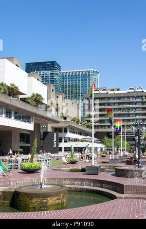 Terrazza sul lago, Barbican station wagon, Barbican, la City di Londra Greater London, England, Regno Unito Foto Stock