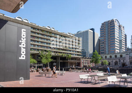 Terrazza sul lago, Barbican station wagon, Barbican, la City di Londra Greater London, England, Regno Unito Foto Stock