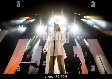 Danimarca, Roskilde - Luglio 5, 2018. Il danese rock trio Nelson può esegue un concerto dal vivo durante il danese music festival Roskilde Festival 2018. Qui il cantante Selina Gin è visto dal vivo sul palco. (Photo credit: Gonzales foto - Thomas RASMUSSEN). Foto Stock