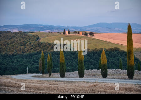 Foto della cappella sulla Val d'Orcia al tramonto Foto Stock
