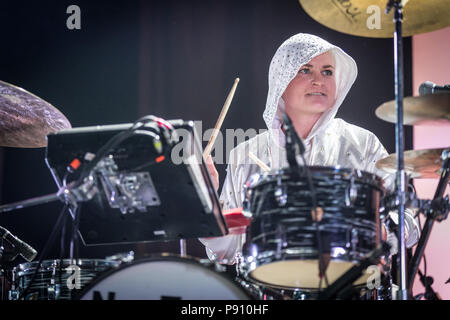 Danimarca, Roskilde - Luglio 5, 2018. Il danese rock trio Nelson può esegue un concerto dal vivo durante il danese music festival Roskilde Festival 2018. Qui il batterista Maria Juntunen è visto dal vivo sul palco. (Photo credit: Gonzales foto - Thomas RASMUSSEN). Foto Stock