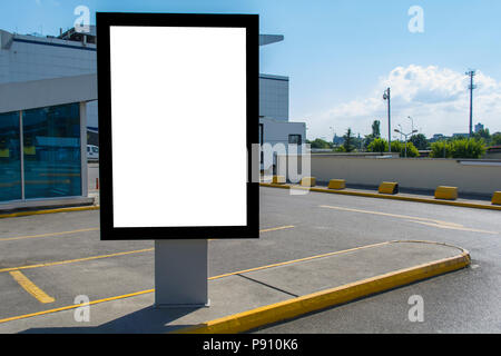 Schermata bianca vuota mock up di luce verticale box billboard al parcheggio auto Foto Stock