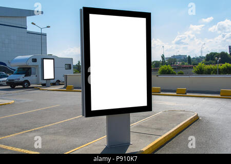 Due bianco vuoto mock up di luce verticale box billboard al parcheggio auto Foto Stock