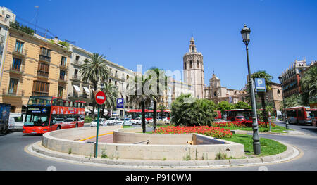 Cattedrale di Valencia (XIII secolo) e la Torre Del Micalet presso la Plaza de la Reina nel centro di Valencia, Spagna Foto Stock