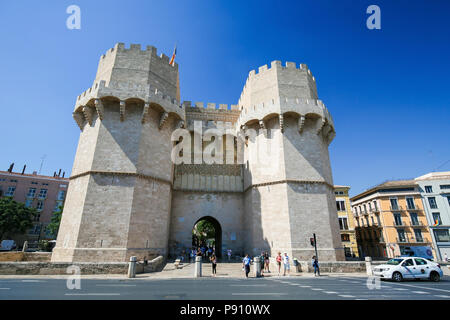 La facciata esterna della monumentale Serrano gate o gate Serrans, costruita nel XIV secolo nel centro di Valencia, Spagna Foto Stock