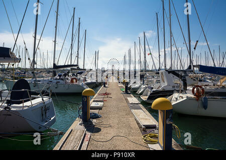 Pescara, Italia - 20 Maggio 2018: barche ormeggiate nel porto turistico di Pescara e la ruota panoramica Ferris sfondo Foto Stock
