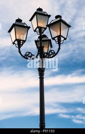 Via lampada accesa al crepuscolo Foto Stock