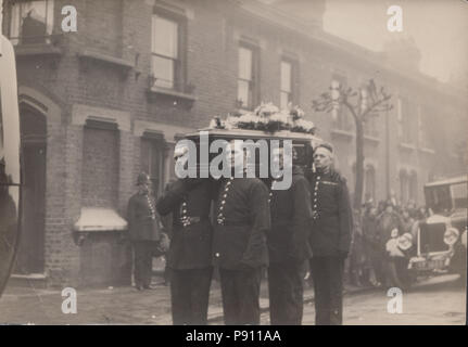 Vintage fotografia di un funerale di polizia, che si ritiene siano state prese nel South Yorkshire ma non confermato. Foto Stock