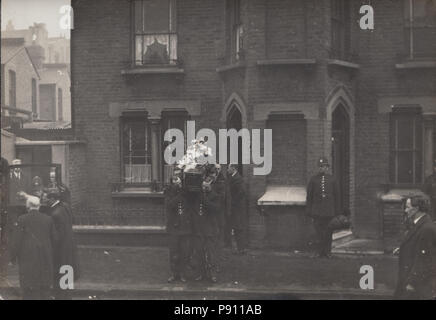 Vintage fotografia di un funerale di polizia, che si ritiene siano state prese nel South Yorkshire ma non confermato. Foto Stock