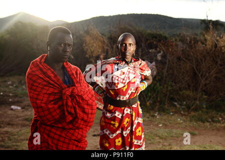 Masai l uomo e la donna, il marito e la moglie famiglia Masai vestito in abiti tradizionali Foto Stock