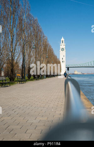 Torre dell Orologio (Tour d'Horloge) in Montreal del vecchio porto con ponte Jacques-Cartier nel retro. Foto Stock