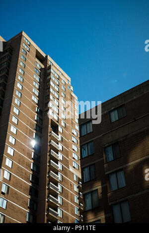 Montreal, Canada   Aprile 2018. Astratto e complesso grattacielo blu struttura nel centro di Montreal con Sky in background Foto Stock