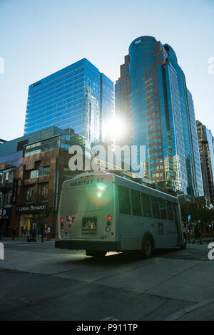 Montreal, Canada   Aprile 2018. Astratto e complesso grattacielo blu struttura nel centro di Montreal con Sky in background Foto Stock
