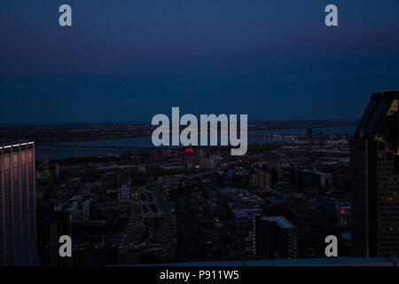 Montreal notte estiva skyline vista da edificio. In Canada. Foto Stock