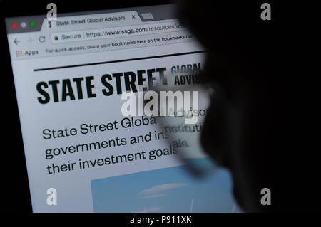 Una persona guarda la State Street Global Advisors sito web Foto Stock