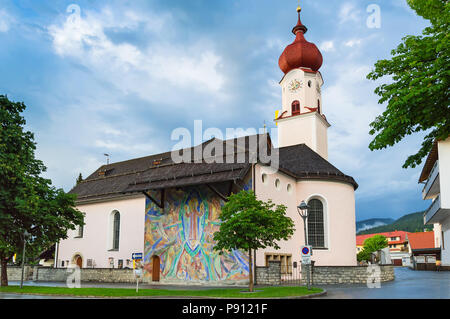 Chiesa parrocchiale di Maria Heimsuchung nel villaggio alpino Ehrwald, Tirolo, Alpi austriache Foto Stock