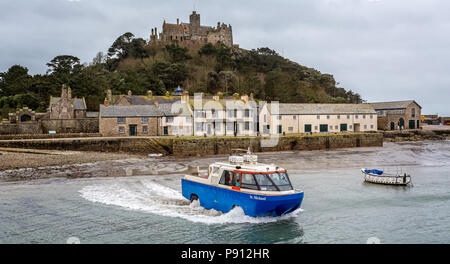 Passeggero barca anfibio lasciando St Michael's Mount in Cornwall, Regno Unito adottate il 1 marzo 2016 Foto Stock