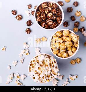 Set di dolce e salato di popcorn in bicchieri di carta.. Foto Stock