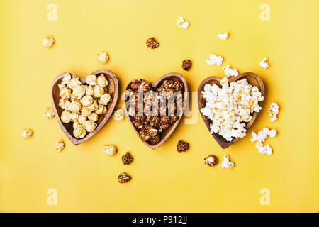 Set di dolce e salato di popcorn in ciotole di legno. Foto Stock
