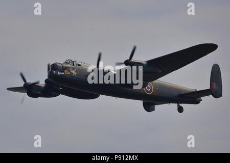 Il primo giorno dell'annuale Royal International Air Tattoo a RAF Fairford nel Gloucestershire migliaia di raccolte di guardare il display più grande o Foto Stock