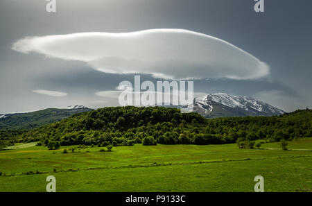 Nube lenticolare sulla Majella, Abruzzo Foto Stock