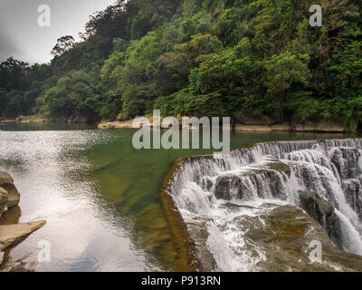 Shifen cascata nel Pingxi nel quartiere nuovo di Taipei. Keelung River, Pingxi, Nuova Taipei, Taiwan. Equiseto-conca cascata. Foto Stock