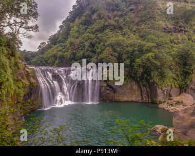 Shifen cascata nel Pingxi nel quartiere nuovo di Taipei. Keelung River, Pingxi, Nuova Taipei, Taiwan. Equiseto-conca cascata. Foto Stock