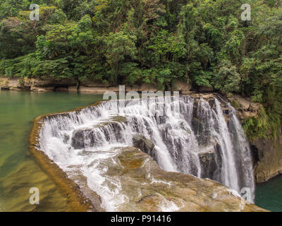 Shifen cascata nel Pingxi nel quartiere nuovo di Taipei. Keelung River, Pingxi, Nuova Taipei, Taiwan. Equiseto-conca cascata. Foto Stock