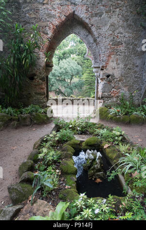 Monserrate Palace Gardens con arcata attraverso la rovina muro di pietra. Foto Stock