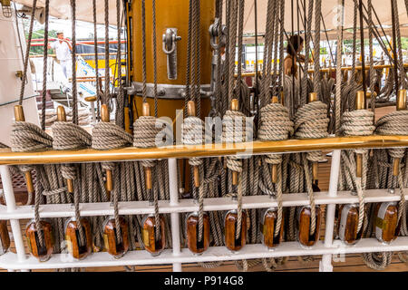 Barche a vela corda -- corda-su-dock - dock Bobina di linea Foto Stock