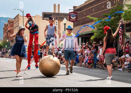 Salida Circus caratteri marzo nel quarto annuale di luglio sfilata nel piccolo paese di montagna di Salida; Colorado; USA Foto Stock