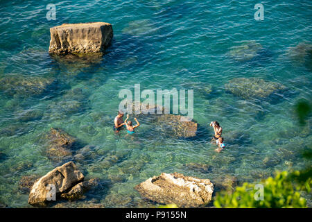 Strunjan, Slovenia, 14 luglio 2018. Mare Adriatico off il Strunjan riserva naturale, che è il più lungo tratto di costa incontaminata in tutta Gul Foto Stock