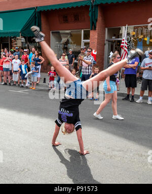 Salida High School cheerleader cartwheels nel quarto annuale di luglio sfilata in Colorado piccolo paese di montagna di Salida. Foto Stock