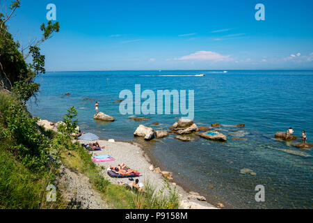 Strunjan, Slovenia, 14 luglio 2018. Spiaggia del Mare Adriatico in Strunjan riserva naturale, che è il più lungo tratto di costa incontaminata in th Foto Stock