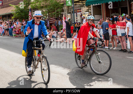 Colorato giovane equitazione biciclette nel quarto annuale di luglio sfilata nel piccolo paese di montagna di Salida; Colorado; USA Foto Stock