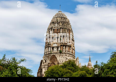 Il prang centrale di Wat Ratchaburana sorge in majestic fashion alta sopra la treeline in Thailandia del al parco storico di Ayutthaya, un patrimonio mondiale herita Foto Stock