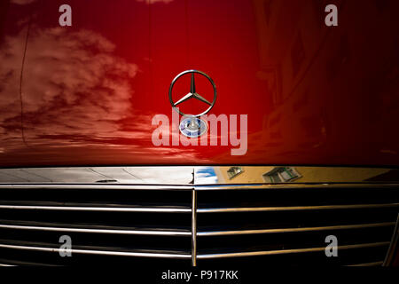 Mercedes-Benz logo su una automobile rossa Foto Stock