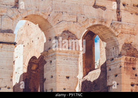 Colosseo a Roma, Italia. Dettagli architettonici su una facciata. Foto Stock