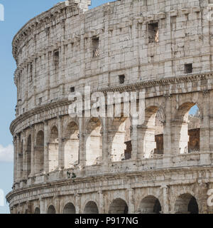 Colosseo a Roma, Italia. Dettagli architettonici su una facciata. Foto Stock