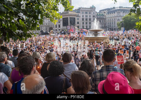 Trafalgar Square, Londra, Regno Unito. Venerdì 13 Luglio 2018. Marcia di protesta contro la Donald Trump visitando il Regno Unito. Credito: Paolo Carstairs/Alamy Live News. Foto Stock