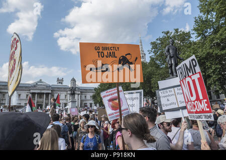 London, Londra, Regno Unito. 13 Luglio, 2018. Un manifestante è visto tenendo un poster durante la dimostrazione.la protesta contro il presidente statunitense Donald Trump's visita al Regno Unito nella seconda giornata del presidente del soggiorno nel paese. Credito: Edward Crowford SOPA/images/ZUMA filo/Alamy Live News Foto Stock