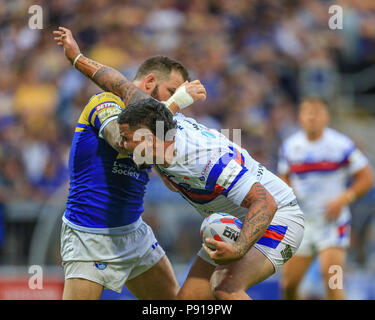 Leeds, Regno Unito, Venerdì 13 Luglio 2018 , Smeraldo Headingley Stadium, Leeds, Inghilterra; Betfred Super League, Leeds rinoceronti v Wakefield Trinità; David Fifita viene affrontato da Adam Cuthbertson di Leeds rinoceronti Credito: News immagini /Alamy Live News Foto Stock