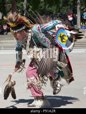 Calgary, Canada. 13 Luglio, 2018. Uomo che indossa abiti tradizionali esegue le prime nazioni dance in Fluor corda Square, centro di Calgary. La manifestazione fa parte di Calgary Stampede celebrazioni. Rosanne Tackaberry/Alamy Live News Foto Stock
