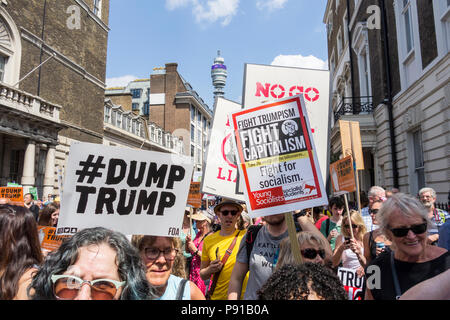 Londra, Inghilterra, Regno Unito. 13 Luglio, 2018. I manifestanti a Londra marciare contro Donald Trump's visita al Regno Unito © Benjamin John/ Alamy Live News. Foto Stock